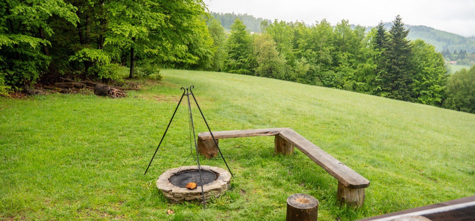 Feuerstelle über dem Tal