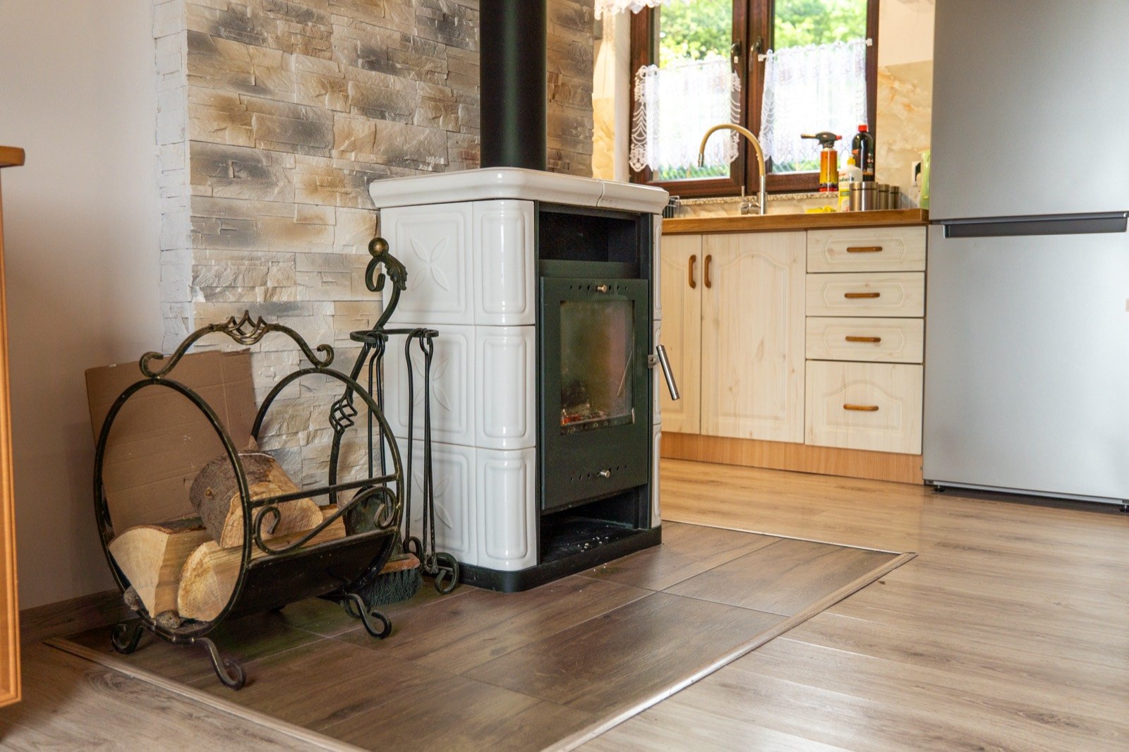 Der Kamin, Holz bereit