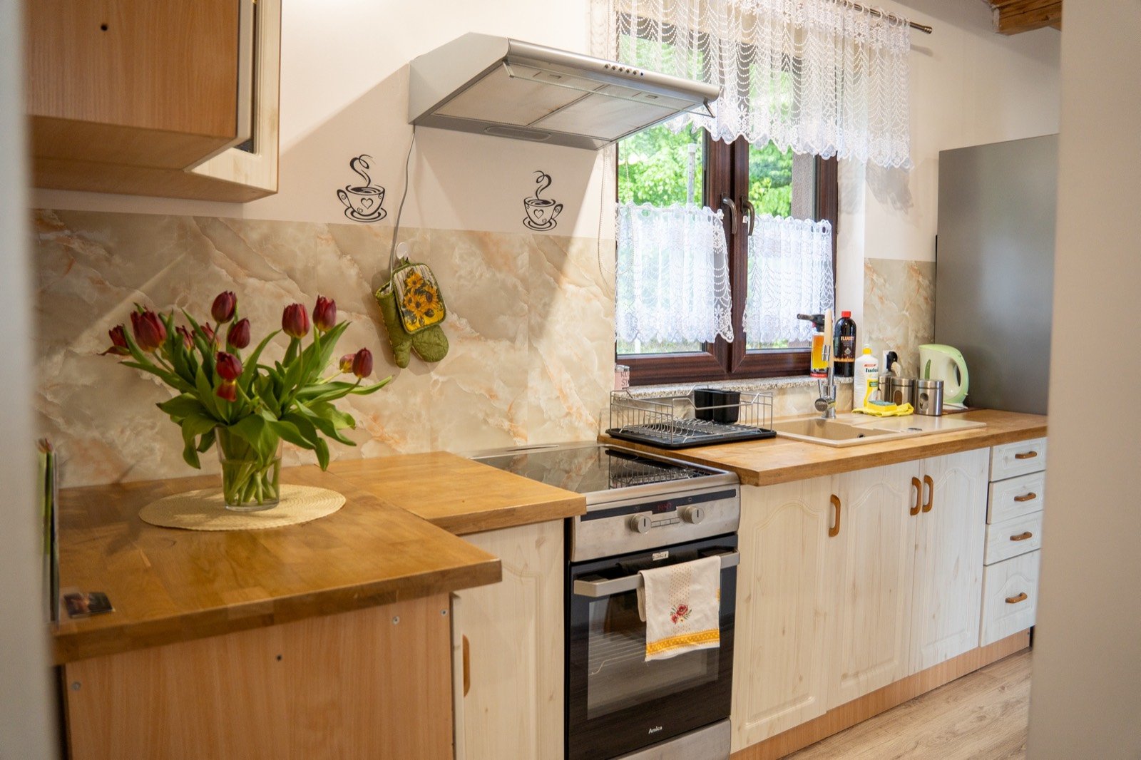 Küche mit Backofen