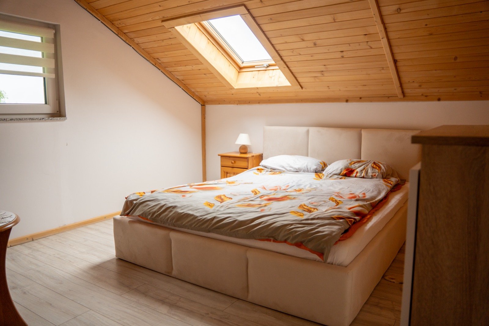 Schlafzimmer unterm Dachfenster
